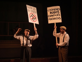 El Teatro Libre opta por una teatralidad directa, combinando humor negro y crítica política, en línea con la técnica teatral llamada “distanciamiento brechtiano” .
