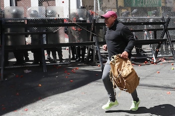Una persona corre durante la tercera jornada consecutiva de protestas sociales contra el Gobierno de Rodrigo Paz, este miércoles en La Paz (Bolivia)
EFE/ Luis Gandarillas