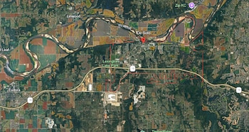 Vista satelital de De Soto en Kansas con un marcador rojo sobre el río Kansas campos de cultivo y carreteras delimitadas con líneas rojas