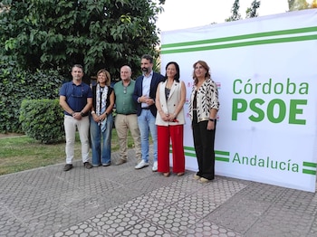 21/10/2026 Juanma Poyato (izda.), junto a los candidatos del PSOE de Córdoba Carmen Lara (Congreso), Emilio Martínez (Congreso), Alberto Mayoral (Congreso), Rafi Crespín (Senado) y Ana López Losilla (Senado).
ANDALUCÍA ESPAÑA EUROPA CÓRDOBA POLÍTICA