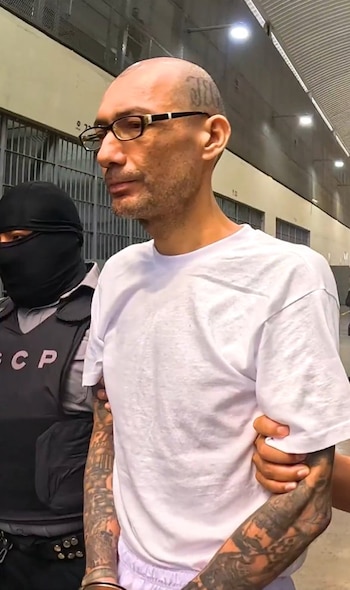 Tras décadas de dirigir crímenes desde las calles y los penales, "Sirra de Teclas" enfrenta la justicia salvadoreña desde el CECOT (Cortesía Secretaría de Prensa).