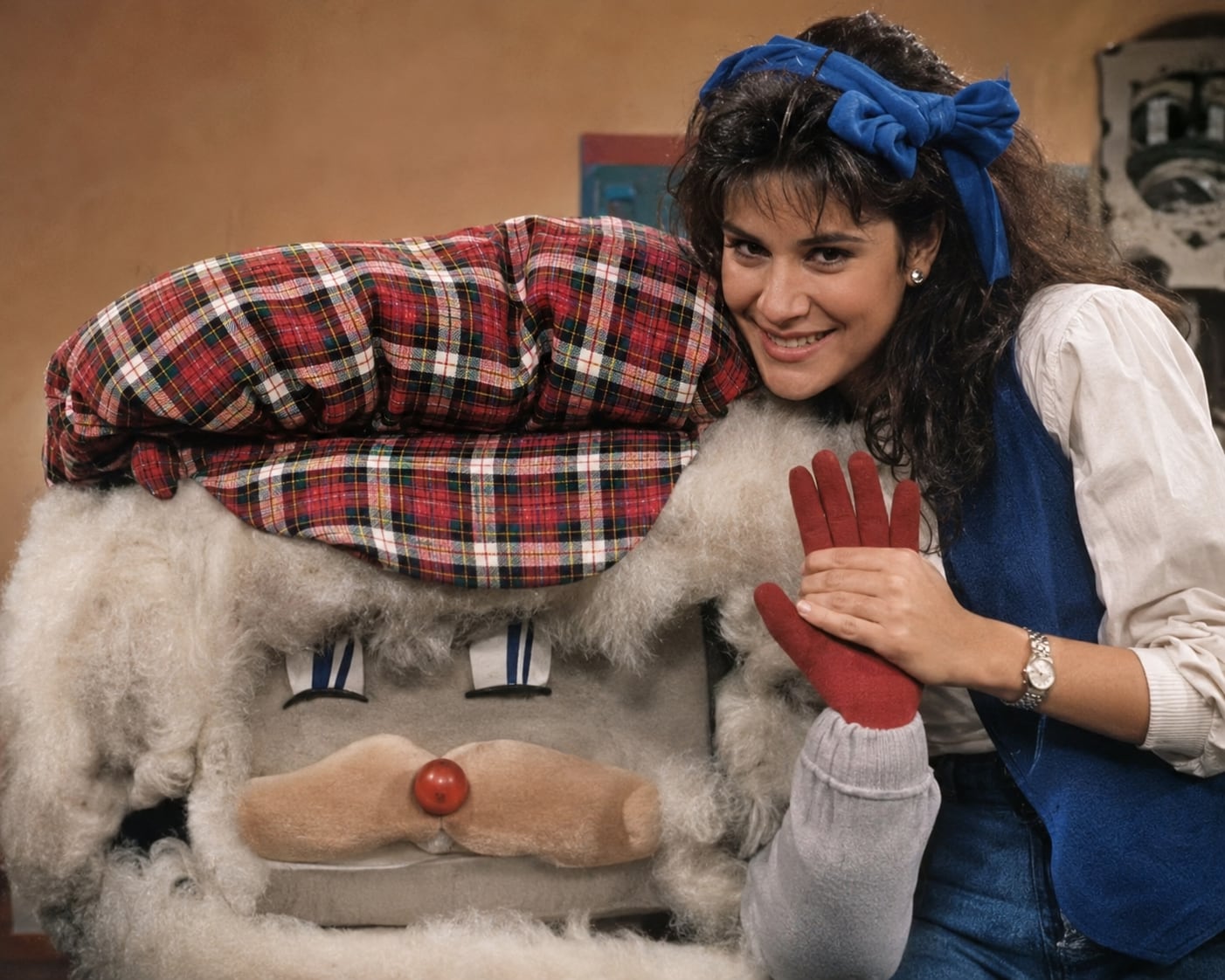 Flavia Palmiero sonríe mientras posa con el icónico Señor Televisor, el entrañable personaje que marcó a generaciones en la televisión argentina.
