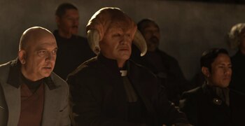 Lord Janu, a la izquierda, es el gran antagonista de la película