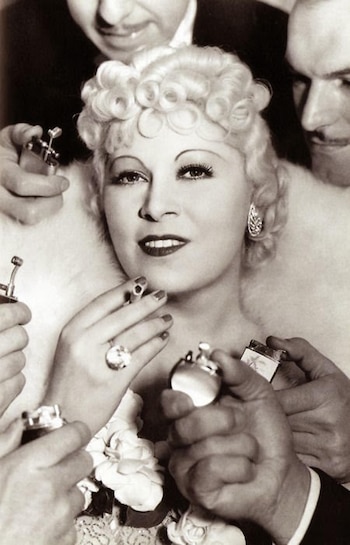 Empoderada: Mae West, rodeada de hombres, desafiando las normas sociales y la censura de la época