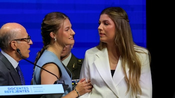 La princesa Leonor deslumbra con su trenza sin eclipsar el discurso de la infanta Sofía: arrasa en las rebajas con un dos piezas de lino