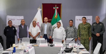 El alcalde Salvador Molina Martínez (el tercero de izquierda a derecha) y autoridades estatales participaron el 20 de octubre en una mesa de Coordinación para la Construcción de Paz y Seguridad, realizada en el Quinto Regimiento Mecanizado para dar seguimiento al Plan Cuautla. (Crédito: Plan Cuautla)