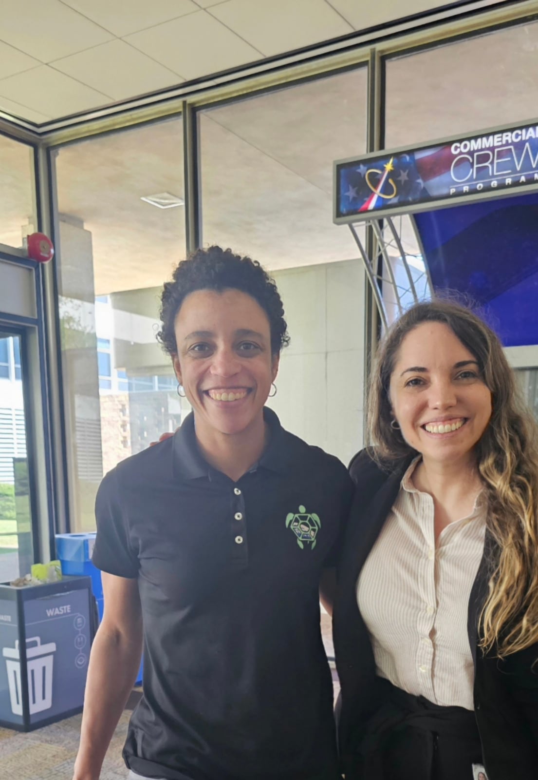 Junto a Jessica Watkins, astronauta de la NASA, geóloga y exjugadora de rugby que hizo historia en 2022 al convertirse en la primera mujer afroamericana en cumplir una misión de larga duración en la Estación Espacial Internacional (EEI)
