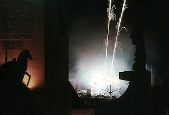 Silueta del grupo escultórico de bronce recortado contra los fuegos artificiales (Crédito: LAPRODI-ISHIR - Hirschfeld, Herbert)