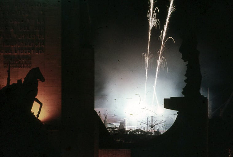 Silueta del grupo escultórico de bronce recortado contra los fuegos artificiales (Crédito: LAPRODI-ISHIR - Hirschfeld, Herbert)