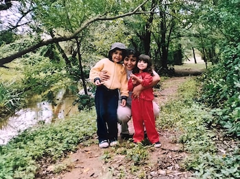 Liliana junto a sus dos