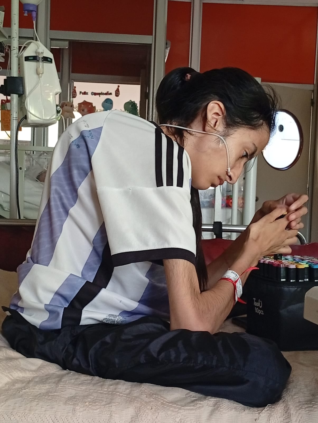 Delfina González enfrenta una batalla diaria contra el síndrome de Marfan y una escoliosis severa, con el apoyo incondicional de su madre