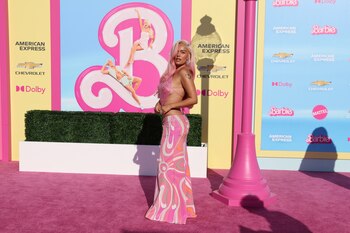 Karol G posando en la