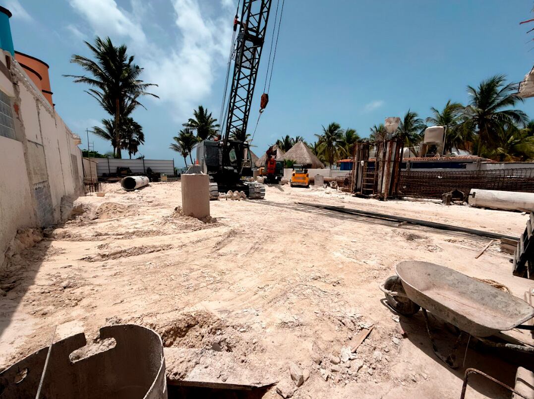 Desarrollos inmobiliarios, desde cinco pisos hasta rellenos, enfrentan acciones legales en playas de Puerto Morelos (Profepa)