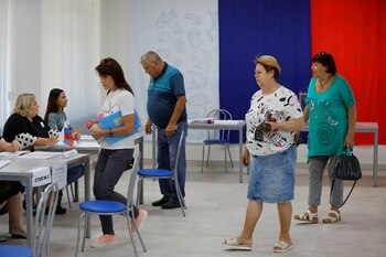Votantes caminan hacia los miembros