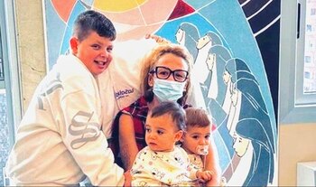 Vanesa Martínez posa junto a