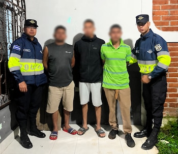 La Policía Nacional Civil detuvo a Noé de Jesús Campos González, Juan Gabriel Segura Hernández y Nicolás Alberto Pérez Tovar por el homicidio en Apaneca./ (PNC)