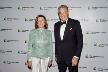 Nancy Pelosi y su esposo