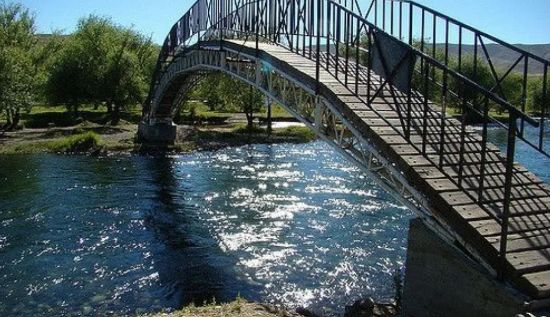 Una mujer fue encontrada sin vida en la costanera de Junín de los Andes, a la altura del puente Banana, y la Policía de Neuquén desplegó un operativo en la zona. (Noticias nqn)