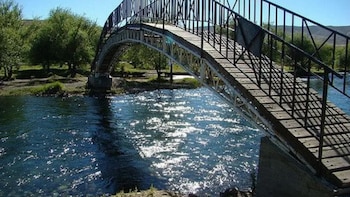 Investigan el hallazgo del cuerpo de una mujer a la vera de un río en Neuquén