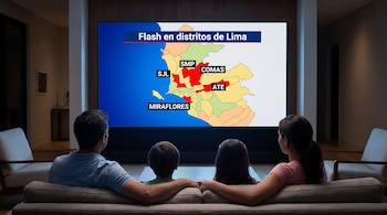 Cuatro personas de espaldas sentadas frente a un televisor que muestra un mapa de Lima con nombres de varios distritos.