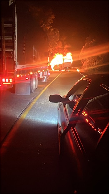 Hombres armados interceptaron e incendiaron un bus de Sotransoda con 20 pasajeros en la ruta entre Medellín y Nariño - crédito Gobernador Antioquia