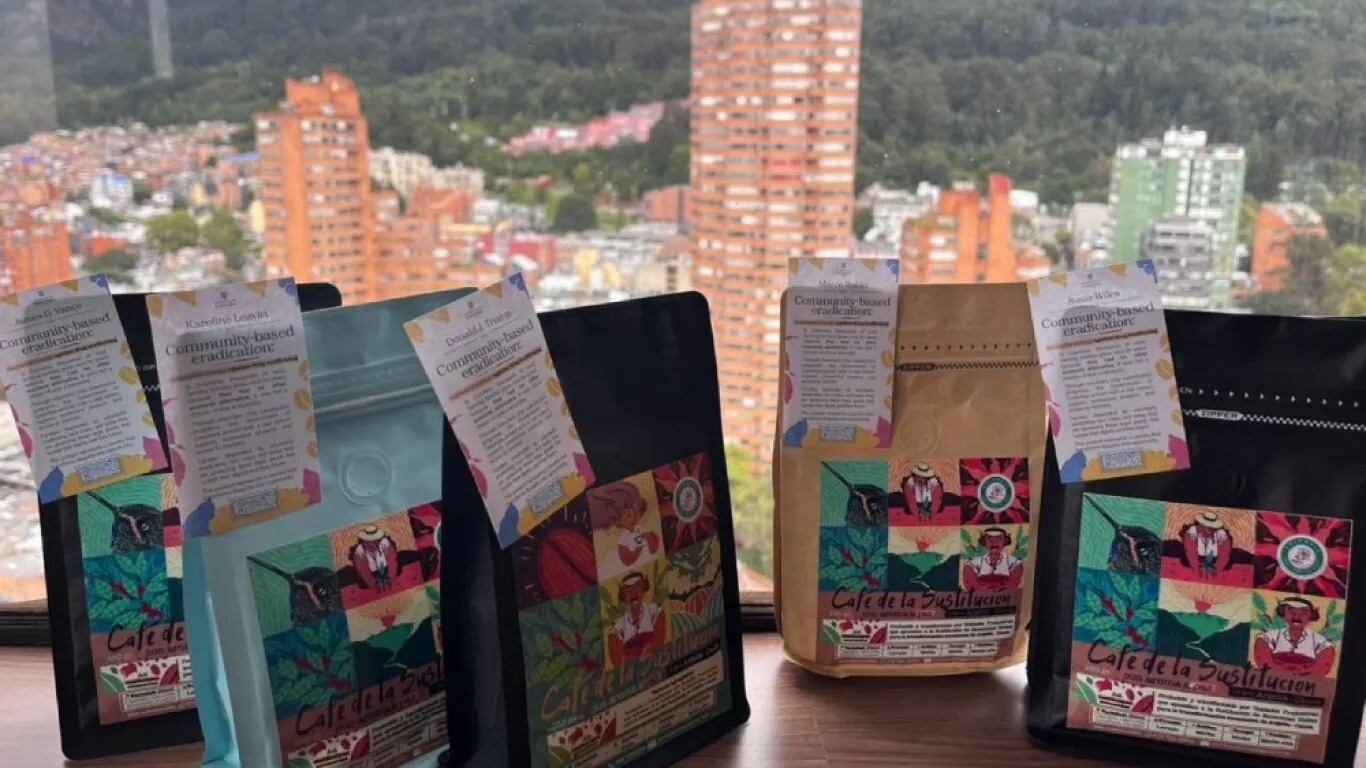 La canasta incluyó café y chocolates producidos por miles de familias que dejaron la siembra de coca en favor de economías legales - crédito X
