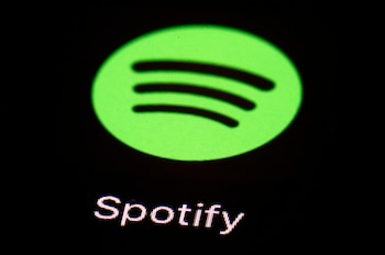 Se anunciaron nuevas medidas de Apple Music y Spotify para etiquetar contenido generado con inteligencia artificial (AP/Patrick Semansky,archivo)