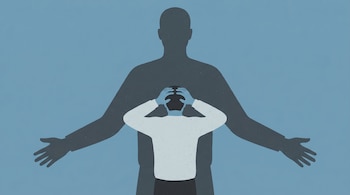 Ilustración plana de una persona de espaldas con manos en la cabeza, sobre un fondo azul liso. Detrás, una sombra humana grande con brazos extendidos.