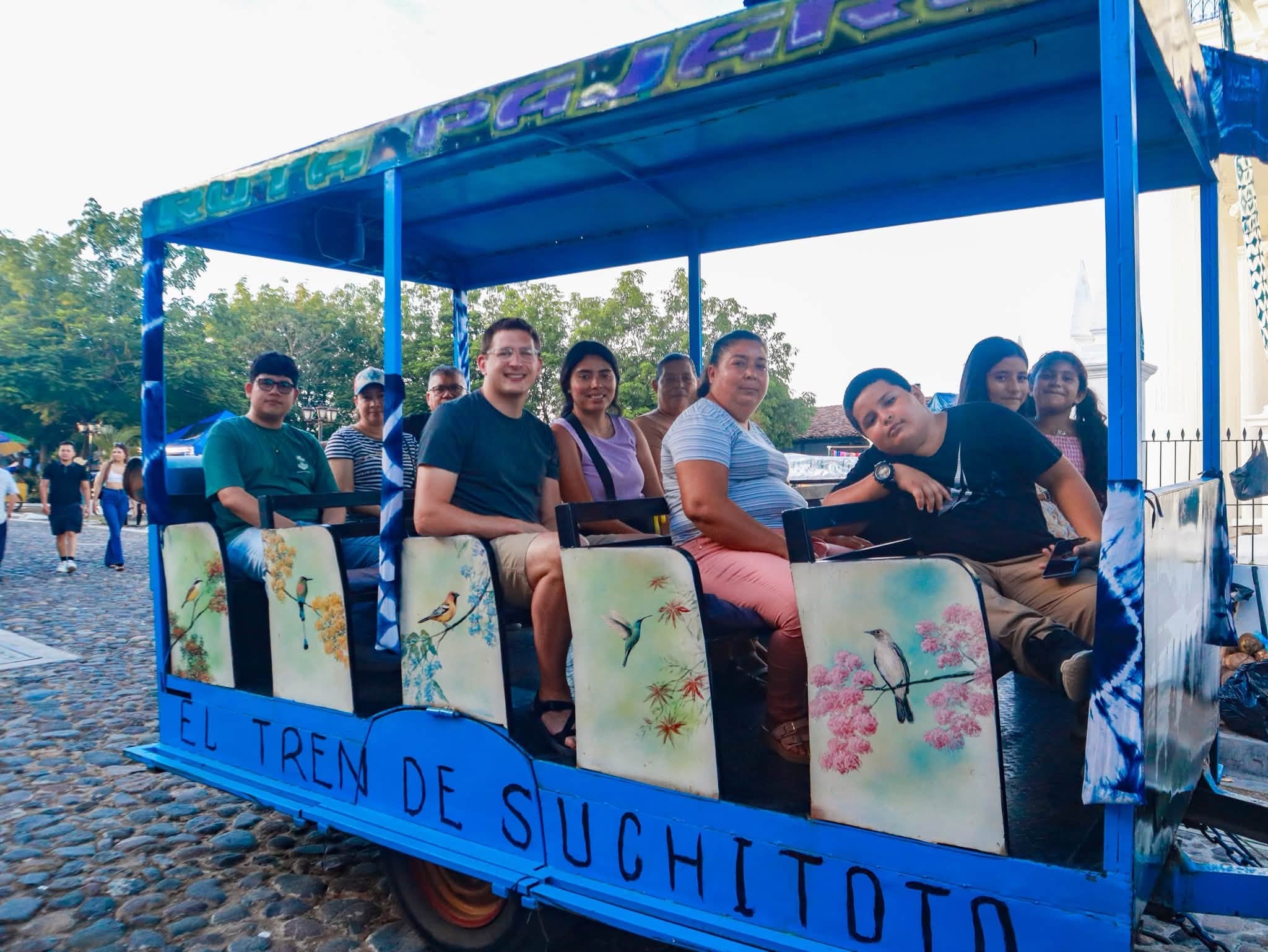 Los carritos que dieron tours por el distrito también se unieron al azul de la fiesta (Foto cortesía alcaldía de Cuscatlán Norte)