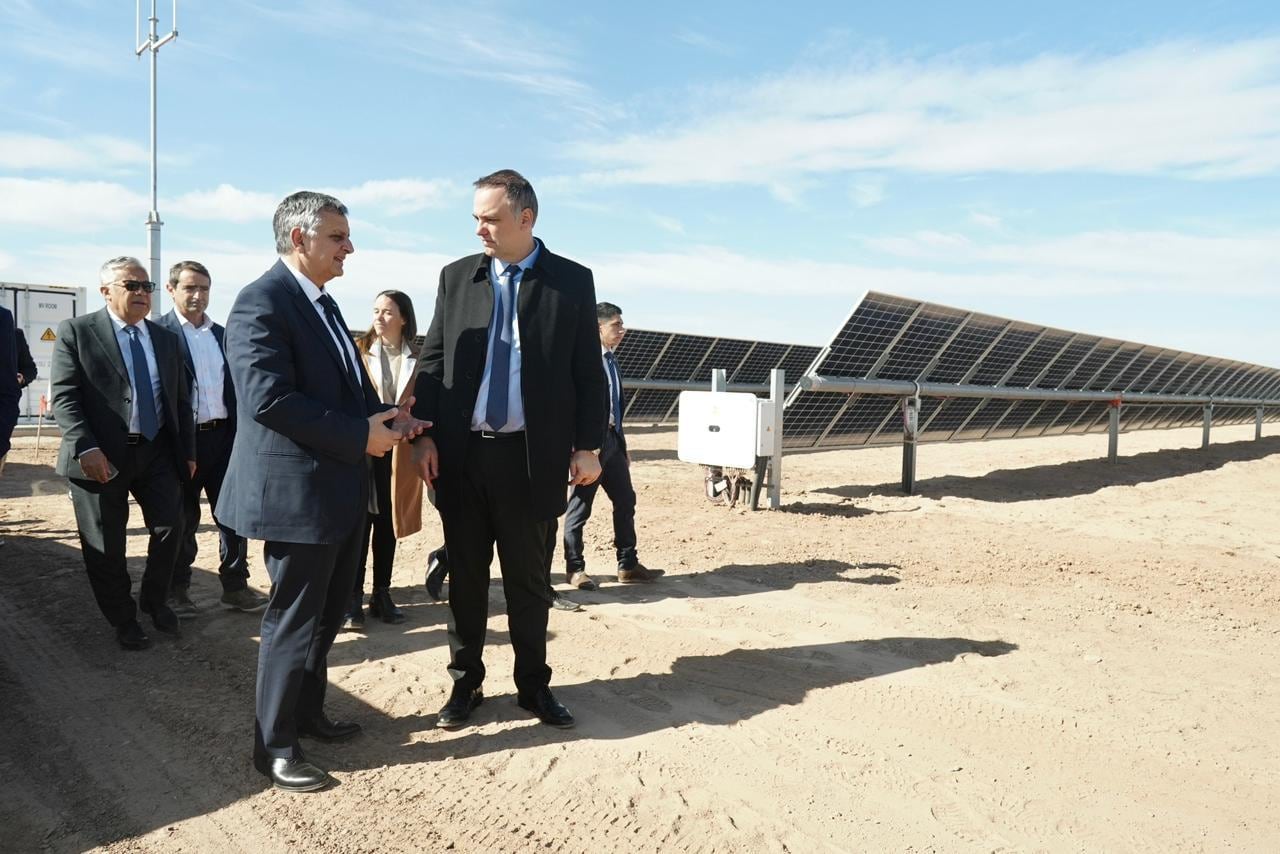 El vocero presidencial Manuel Adorni, el gobernador Alfredo Cornejo y Horacio Marín en la inauguración del Parque Solar El Quemado, un hito para la energía renovable en la región