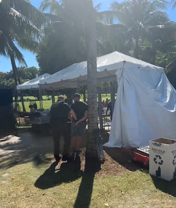 Un manifestante en el complejo turístico Doral de Trump fue esposado por el Servicio Secreto tras activar los detectores de metales al entrar. Foto: X @AlertaNewsPlus