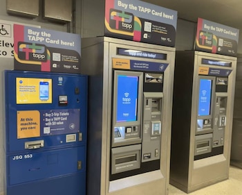 Tres máquinas expendedoras, una azul y dos plateadas, con pantallas que muestran el logo TAPP, ranuras para monedas, billetes y tarjetas