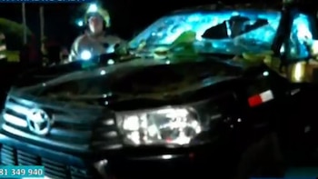 La camioneta negra terminó cubierta