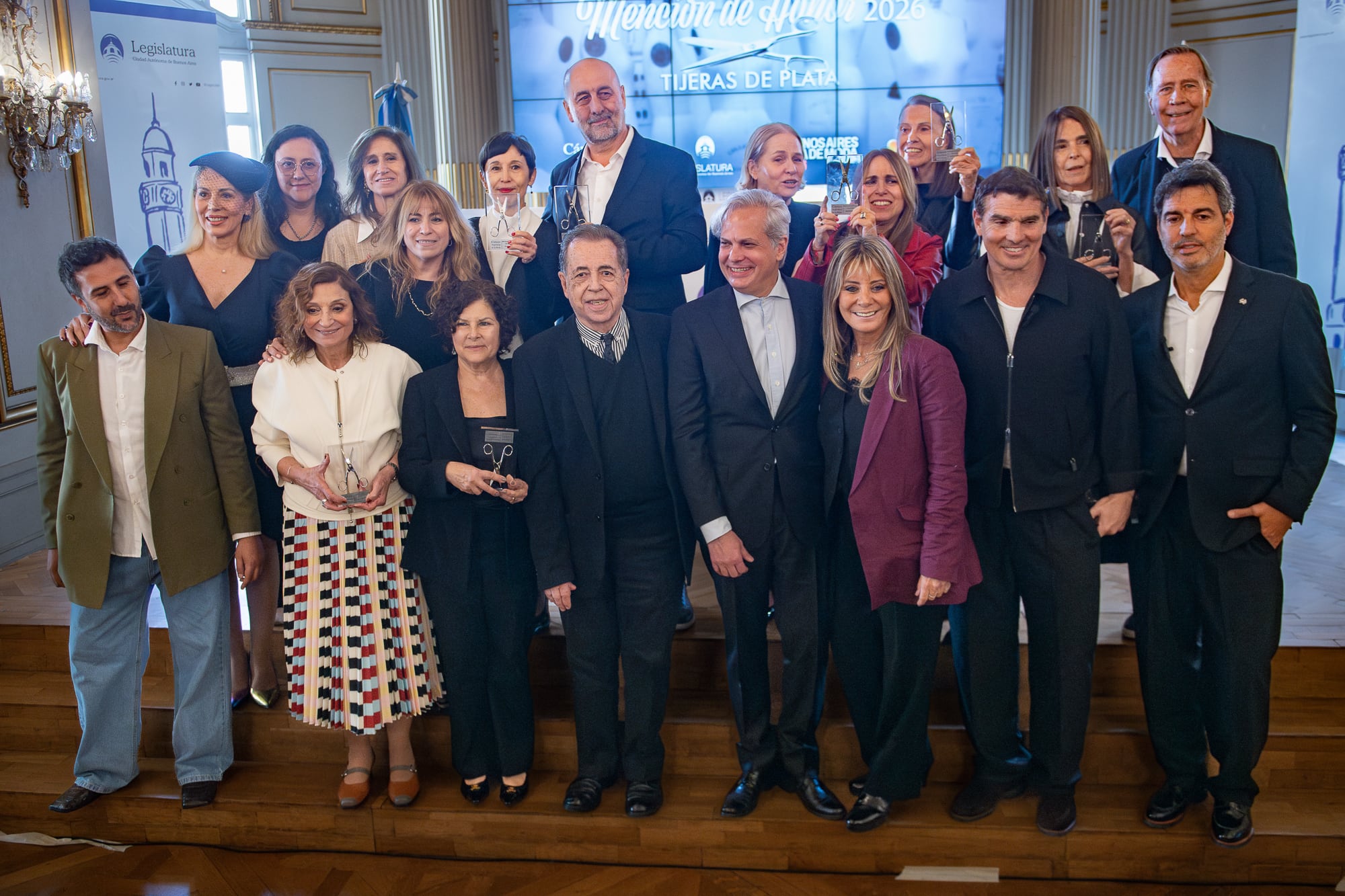 Los distinguidos junto a autoridades de la Cámara Argentina de la Moda durante la ceremonia en la Legislatura porteña