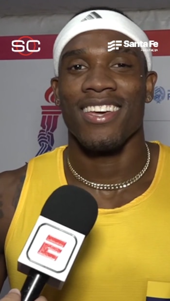 Ronal Longa hablando con el micrófono de ESPN al final de la competencia de los 100 metros - crédito ESPN