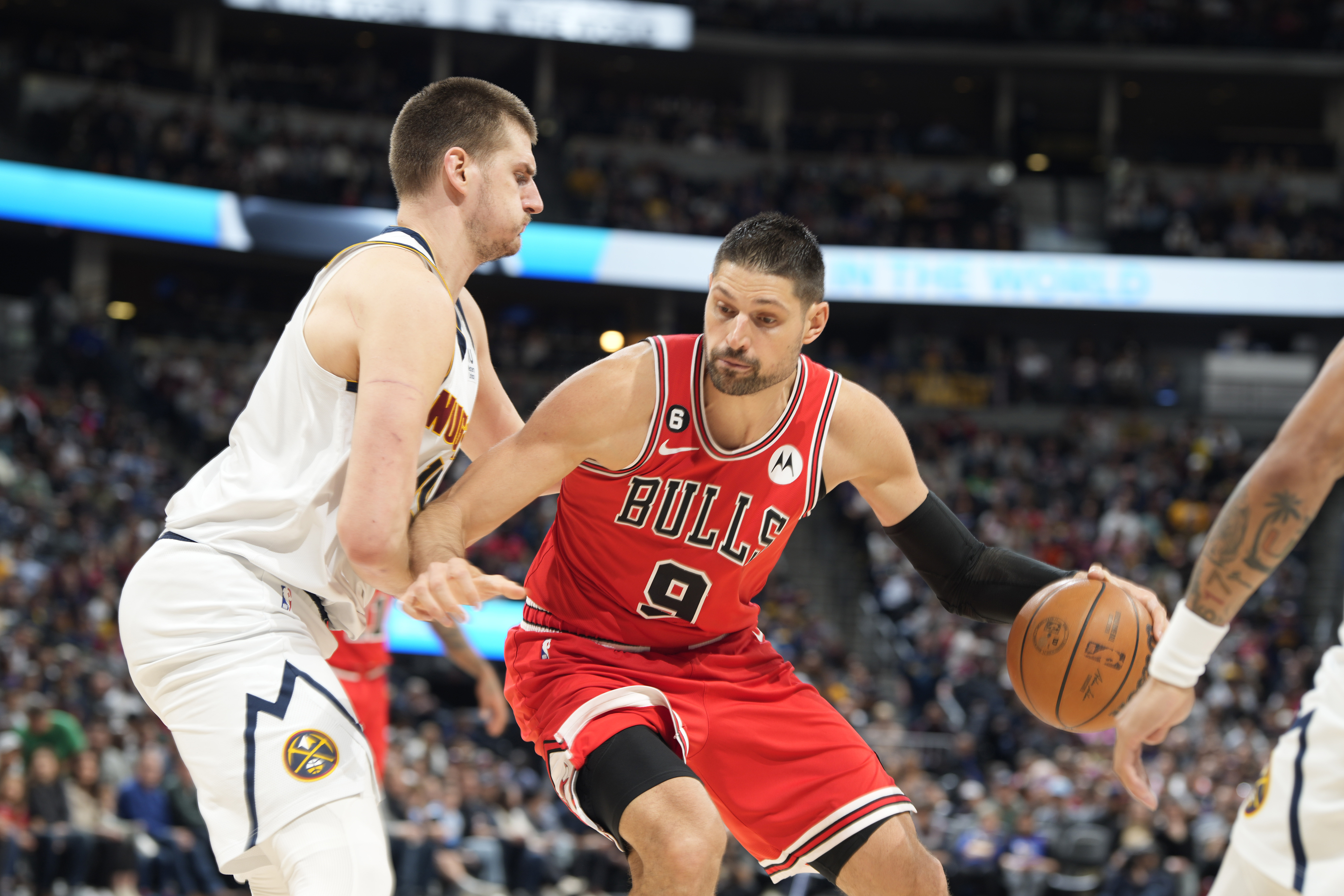 Nikola Vucevic, derecha, pívot de