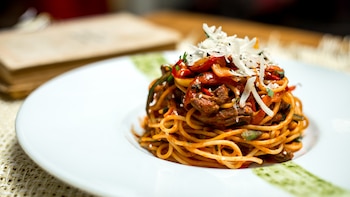 Pasta con tomate, ajo y anchoas en lata, una receta rápida, sencilla y con muchísimo sabor