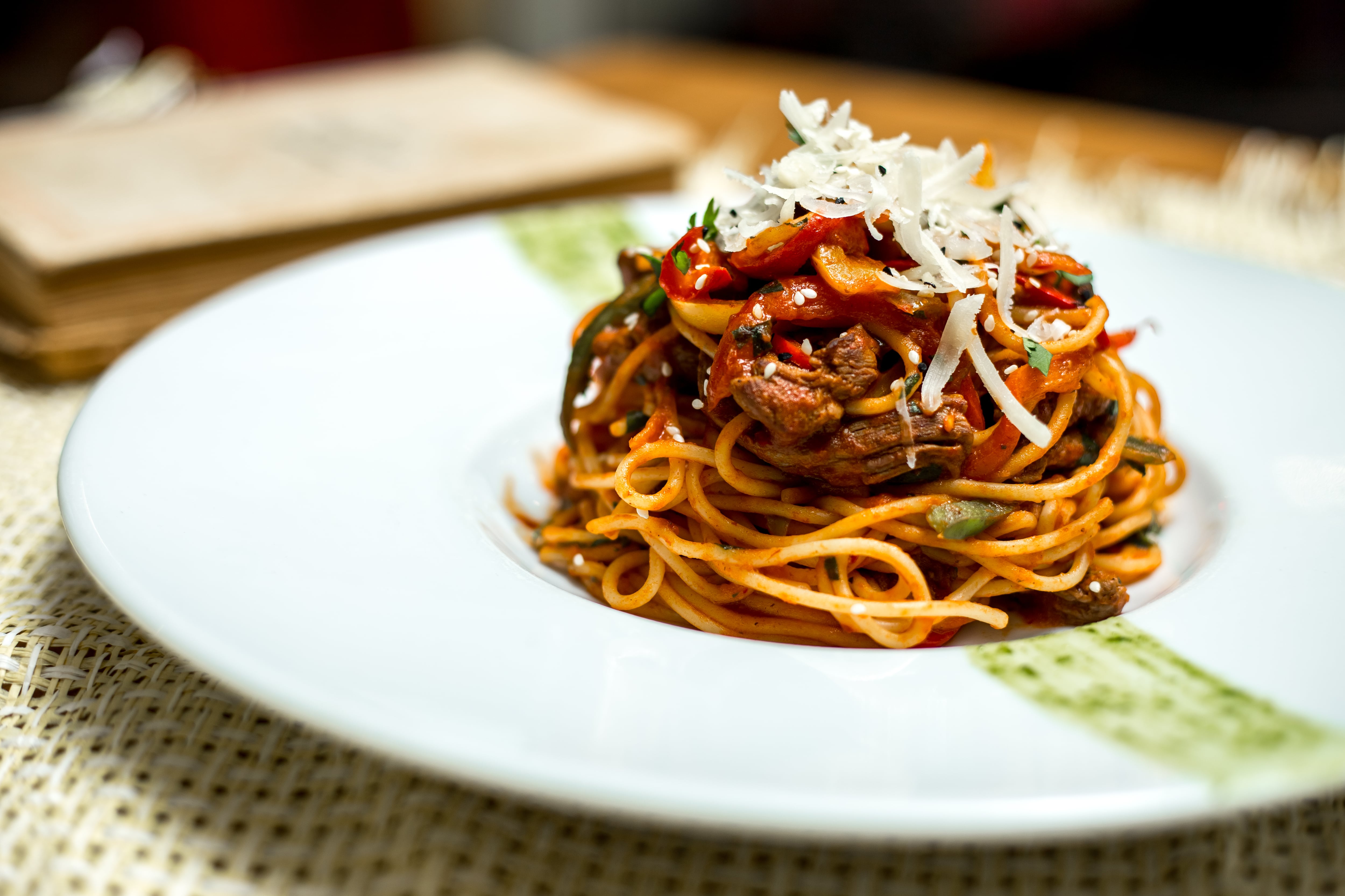 Receta de pasta con tomate y anchoas (Magnific)