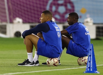 Dembélé junto a Mbappe en