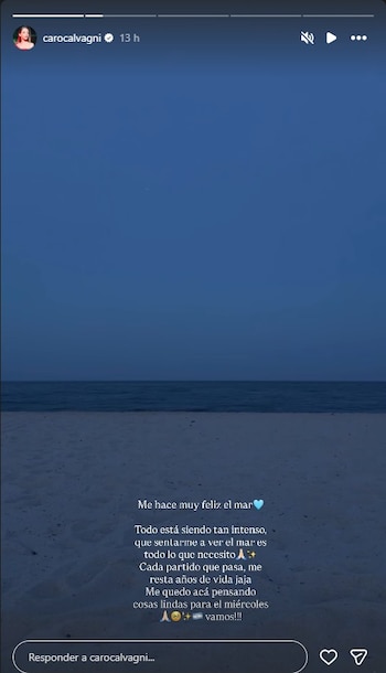 Pantalla de red social con una foto de una playa nocturna, mar, arena y cielo azul oscuro. Contiene un texto sobre el mar y la intensidad de partidos
