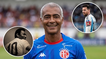 Romario sonríe con camiseta azul junto a dos círculos con retratos de Pelé en blanco y negro y Lionel Messi.
