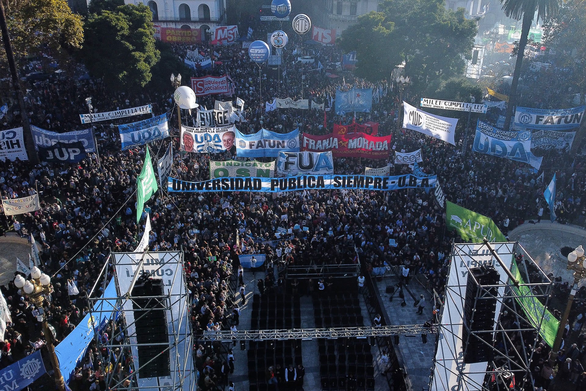 La cuarta Marcha Federal Universitaria en Plaza de Mayo (EFE)