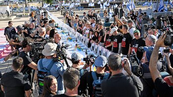 Familiares de los rehenes participan