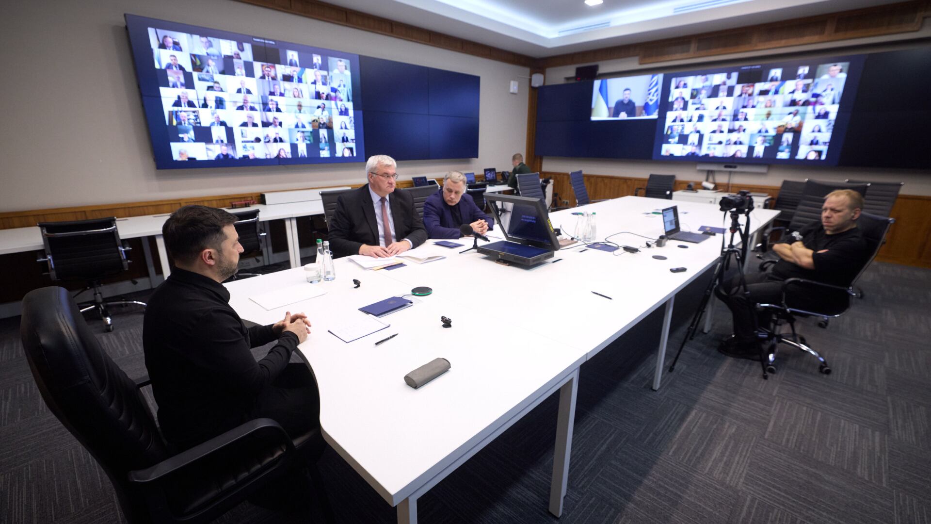 Zelensky en conferencia con los jefes de todas las misiones diplomáticas de Ucrania (X)