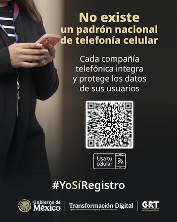 Primer plano de una persona sujetando un teléfono móvil rosa, junto a un cartel oscuro con texto blanco, un código QR y logotipos gubernamentales