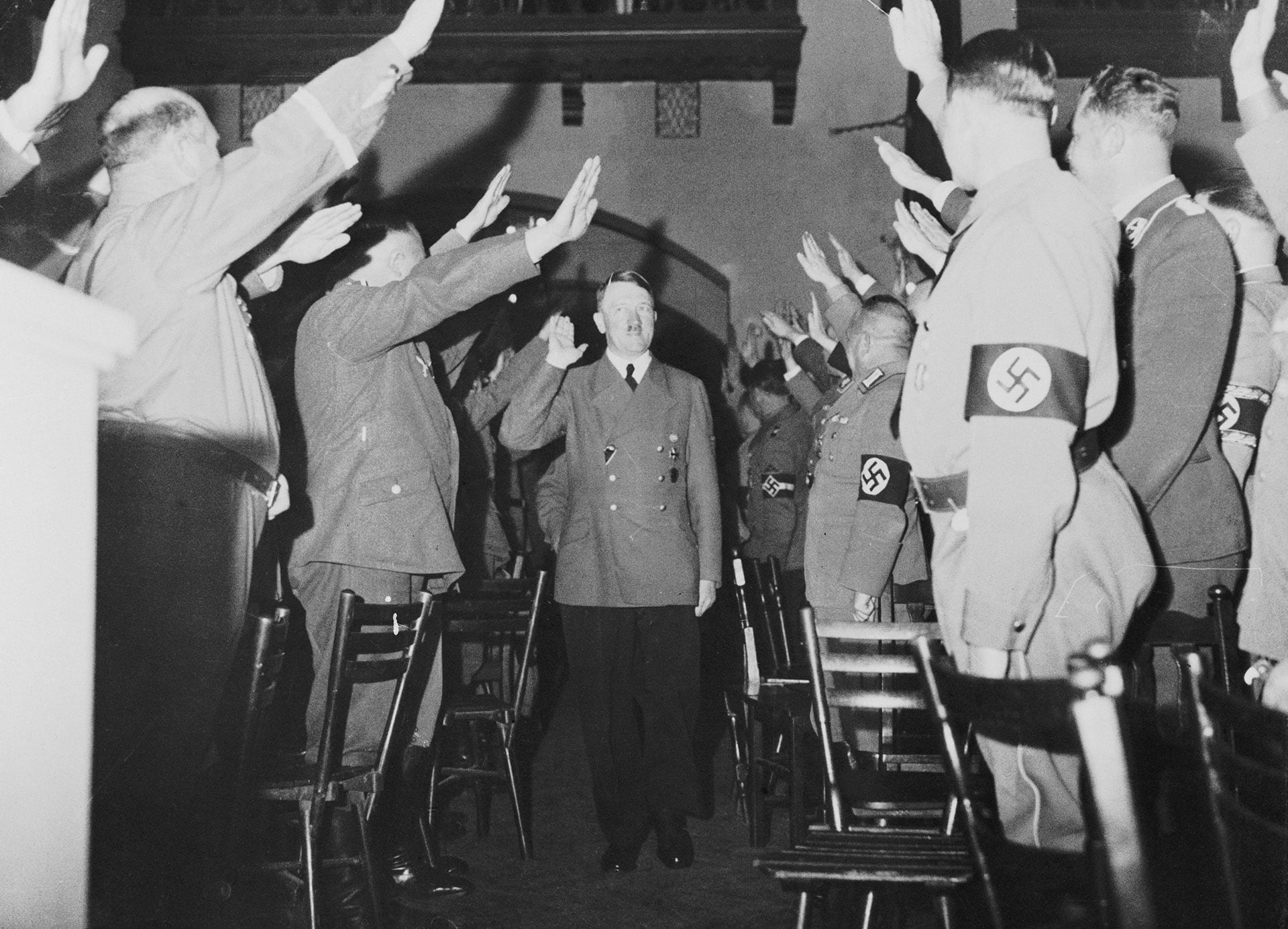 La sonrisa de Adolf Hitler antes de pronunciar su discurso anual con motivo del aniversario de su