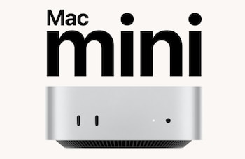 Ordenador de escritorio Apple Mac mini de color gris plata sobre un fondo blanco, con el texto "Mac mini" en negro en la parte superior