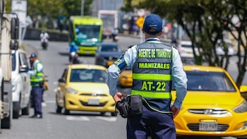 Turista golpeó en el rostro a agente de tránsito por inmovilizarle el carro en Manizales: el regulador fue incapacitado