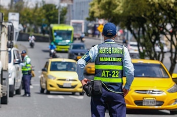 El regulador de movilidad quedó con una lesión en su ojo izquierdo - crédito Alcaldía de Manizales