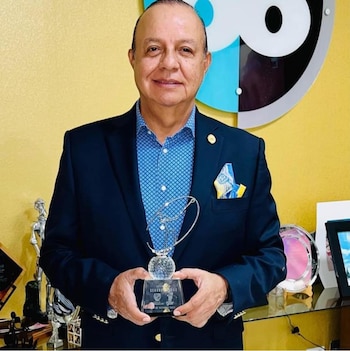 Luis Arnoldo Cabada Alvídrez dirige